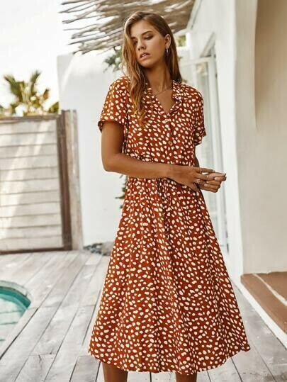 Kleid mit kurzen Ärmeln und Punkten