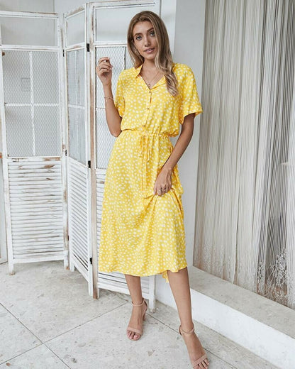 Kleid mit kurzen Ärmeln und Punkten