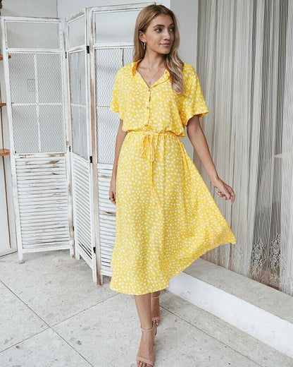 Kleid mit kurzen Ärmeln und Punkten